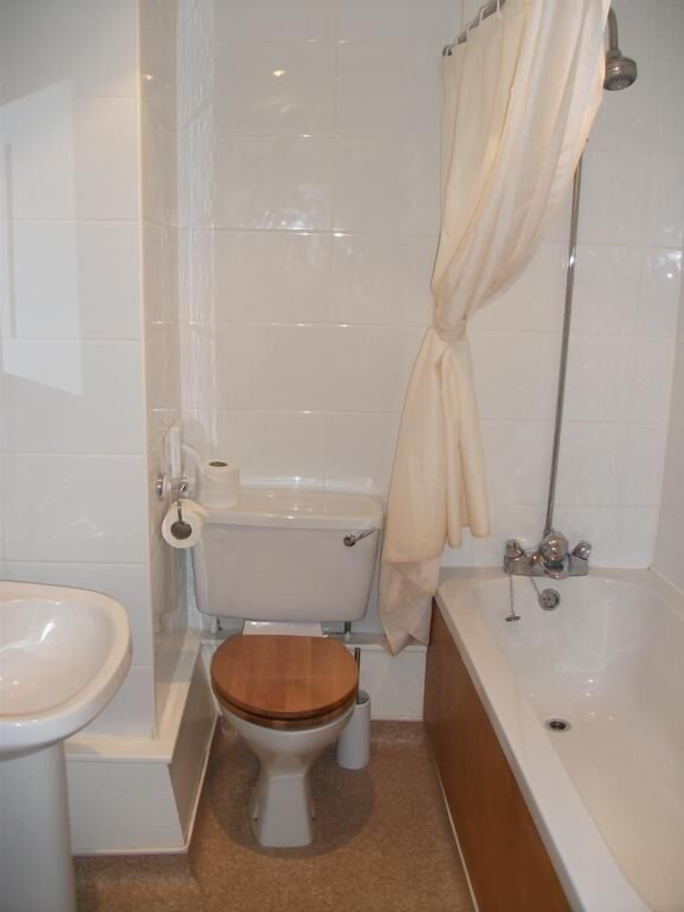 Đồ dùng nhà tắm miễn phí, máy sấy tóc, khăn tắm, xà phòng 