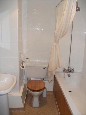 Đồ dùng nhà tắm miễn phí, máy sấy tóc, khăn tắm, xà phòng 