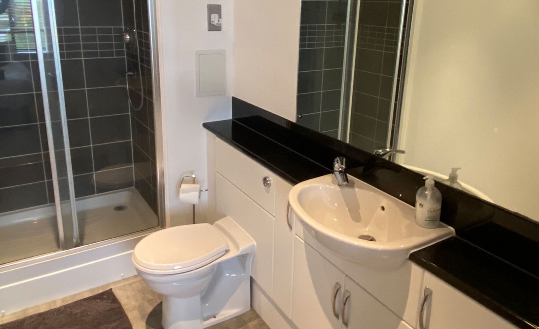 Apartment | Bathroom | Combined shower/bathtub, free toiletries, hair dryer