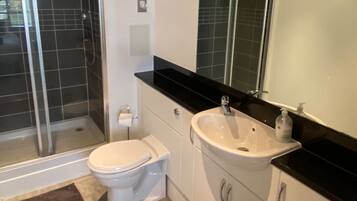 Apartment | Bathroom | Combined shower/bathtub, free toiletries, hair dryer