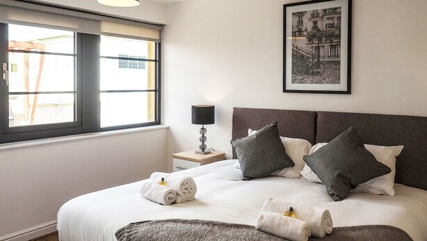 Two Bedroom Apartment - Continental Apartments at Wallis Square with Parking, WiFi & Netflix (Farnborough)