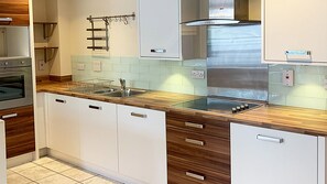 Full-size fridge, microwave, oven, dishwasher