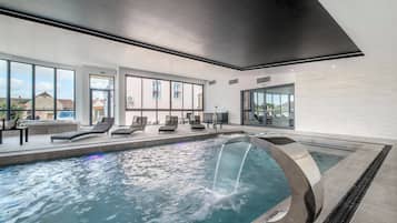 Indoor pool, sun loungers