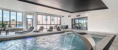 Indoor pool, sun loungers