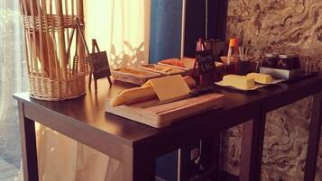 Petit déjeuner continental (12 EUR par personne)