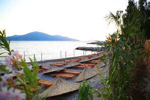 Plage privée, chaises longues, parasols