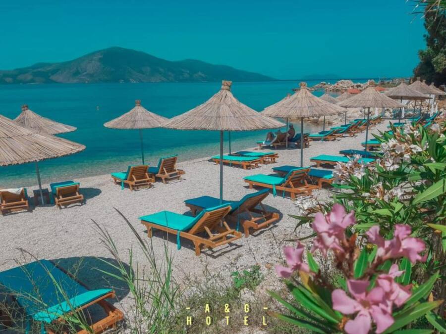 Een privéstrand, ligstoelen aan het strand, parasols