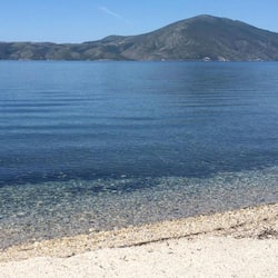 Playa privada, sillas reclinables de playa, sombrillas