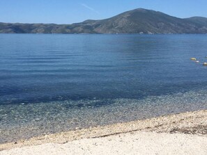 Private beach, sun loungers, beach umbrellas - A&G Hotel (Orikum)