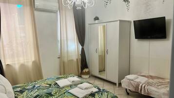 Apartamento clásico | Edredones de plumas, decoración individual, mobiliario individual