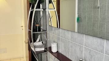 Secador de pelo, toallas, jabón, shampoo