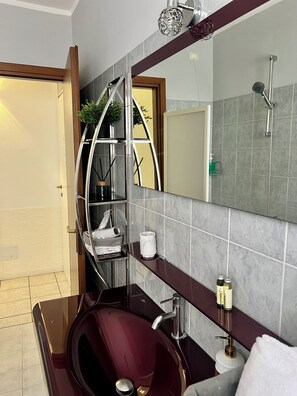 Elite-Zimmer | Badezimmer | Haartrockner, Handtücher, Seife, Shampoo