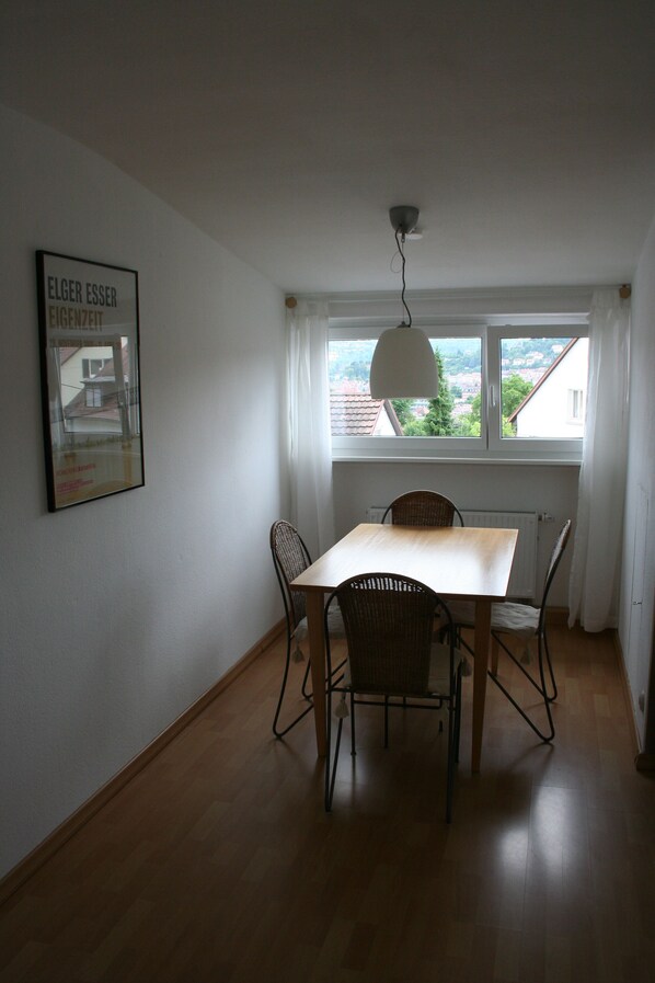 Dining - Fully furnished apartment for 2 people in Stuttgart-West (Stuttgart-West)