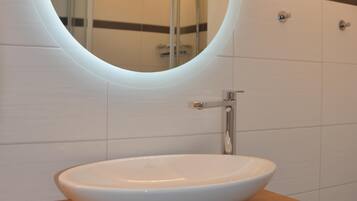 Ensemble douche/baignoire, sĂšche-cheveux, serviettes fournies, savon