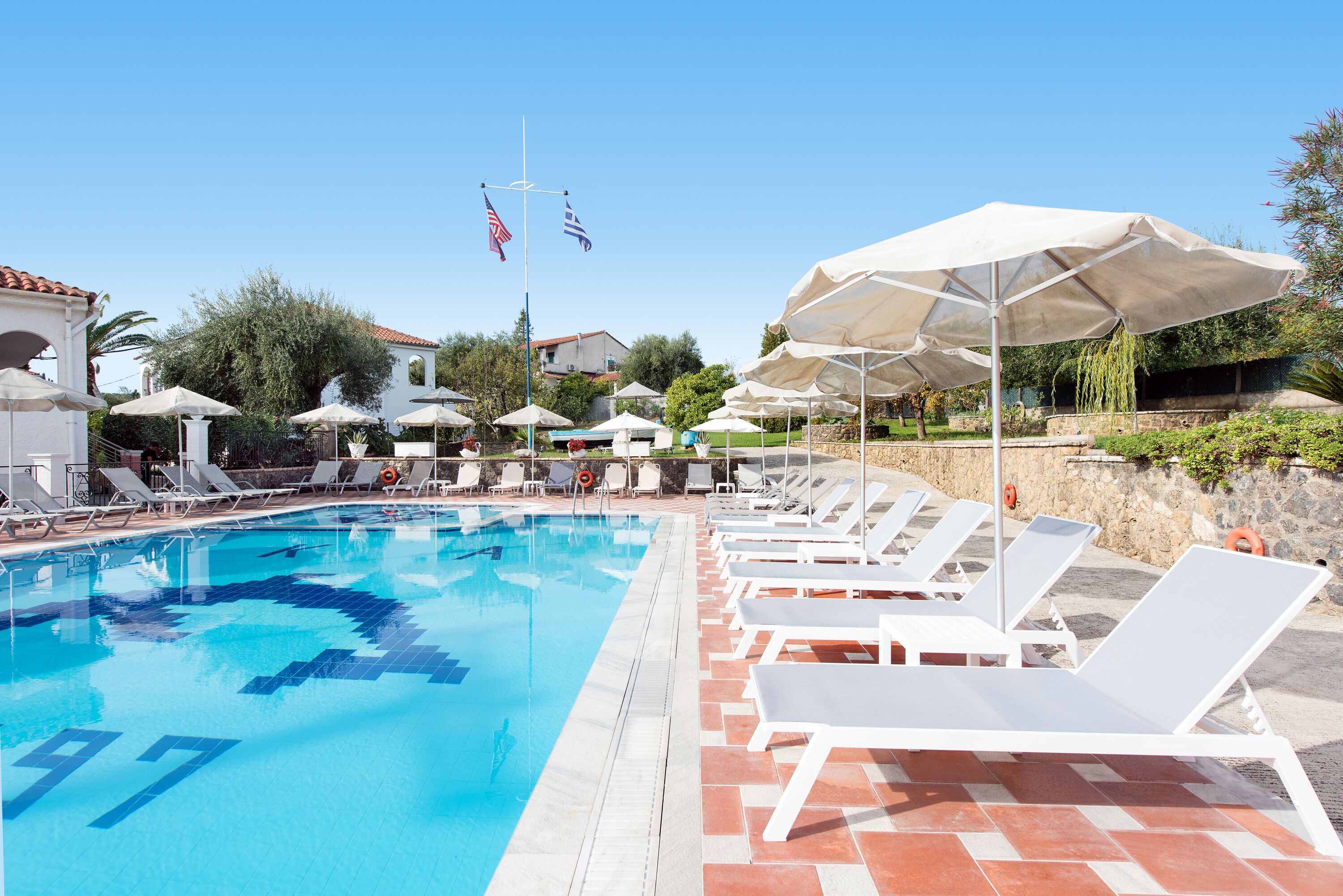 Piscina externa sazonal, guarda-sóis, espreguiçadeiras