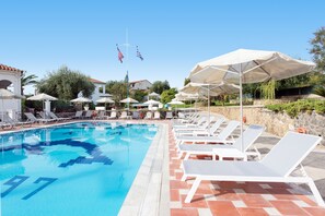 Piscine extérieure (ouverte en saison), parasols de plage