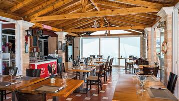 Petit déjeuner et déjeuner servis sur place, spécialités Cuisine grecque