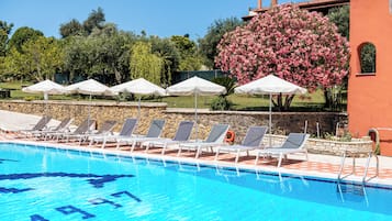 Piscina externa sazonal, guarda-sóis, espreguiçadeiras