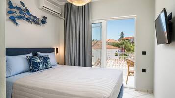 Apartment, 2 Bedrooms, Pool View, Poolside | Peti besi dalam bilik, seterika/papan seterika