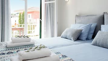 Apartamento superior, 2 quartos | Cofres nos quartos, ferros/tábuas de passar roupa, berços grátis