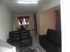 Villa, 3 Bedrooms | Living room - Résidence Leoblais (Douala)