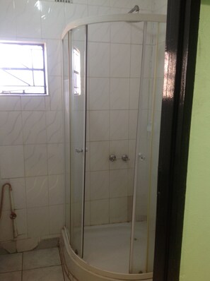 Bathroom shower - Kuta Way Lodge (Livingstone)