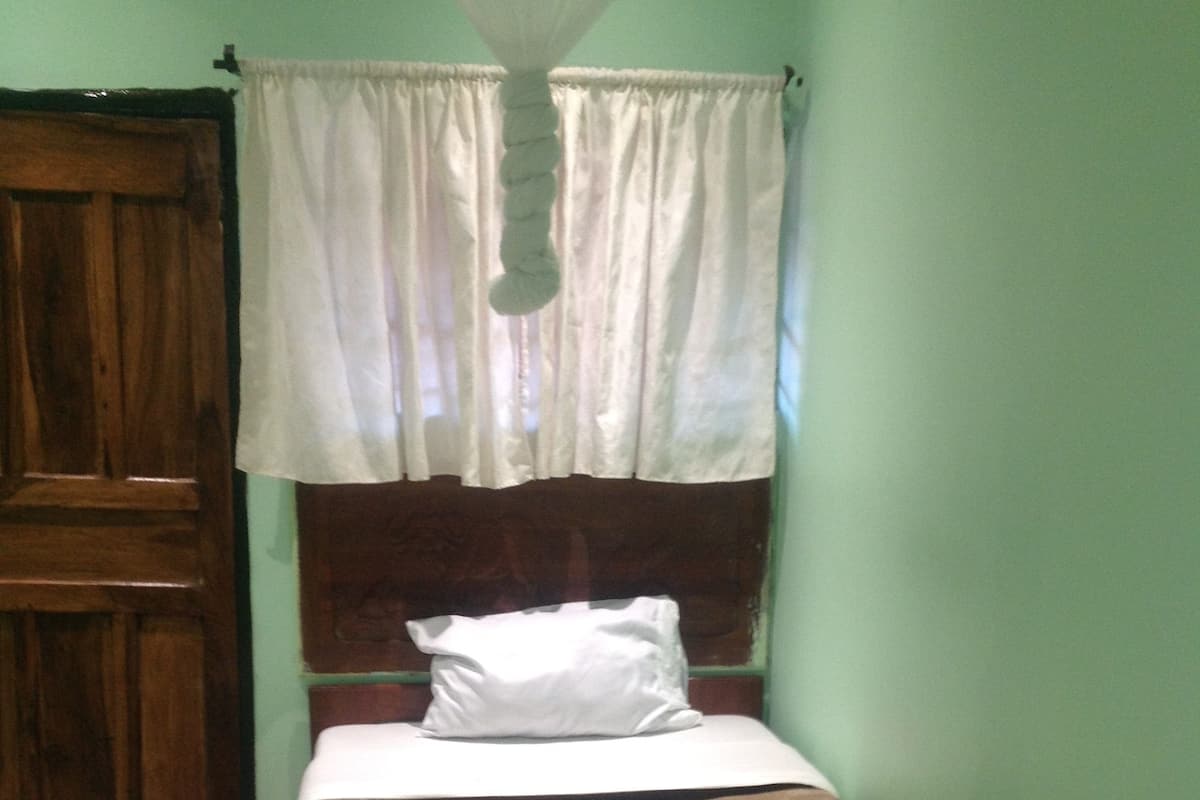 Desk, laptop workspace, iron/ironing board, rollaway beds