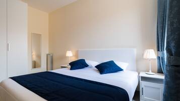 Classic fyrbÀddsrum | VÀrdeförvaringsskÄp pÄ rummet, skrivbord, gratis wi-fi och sÀngklÀder