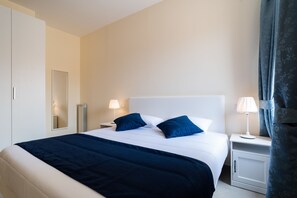 Habitación cuádruple clásica | Caja fuerte, escritorio, wifi gratis y ropa de cama