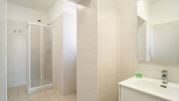 Classic Quadruple Room | Bathroom | Shower, rainfall showerhead, free toiletries, hair dryer