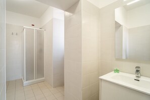 Classic Quadruple Room | Bathroom - Minerva Monks Inn (Rome)