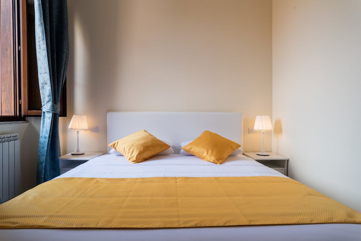 Klassieke vierpersoonskamer | Een kluis op de kamer, een bureau, gratis wifi, beddengoed