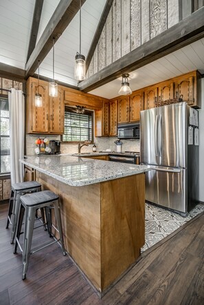 Réfrigérateur, four à micro-ondes, un four, surface de cuisson