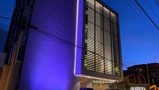Un moderno edificio de hotel con un letrero destacado que dice "CATENA HOTEL".