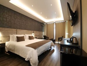 Habitación superior | Caja fuerte, escritorio, espacio para trabajar con un portátil