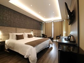 Caja de seguridad en la habitación y escritorio 