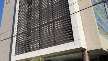 Vista frontal de la propiedad