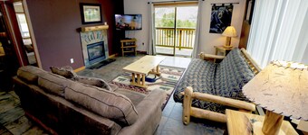 Rocky Mountain Retreat 1A- 4 bedroom/3 bath with personal hot tub offers Panoramic Mountain Views