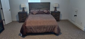 2 makuuhuonetta, työpöytä, silitysrauta/-lauta, ilmainen Wi-Fi