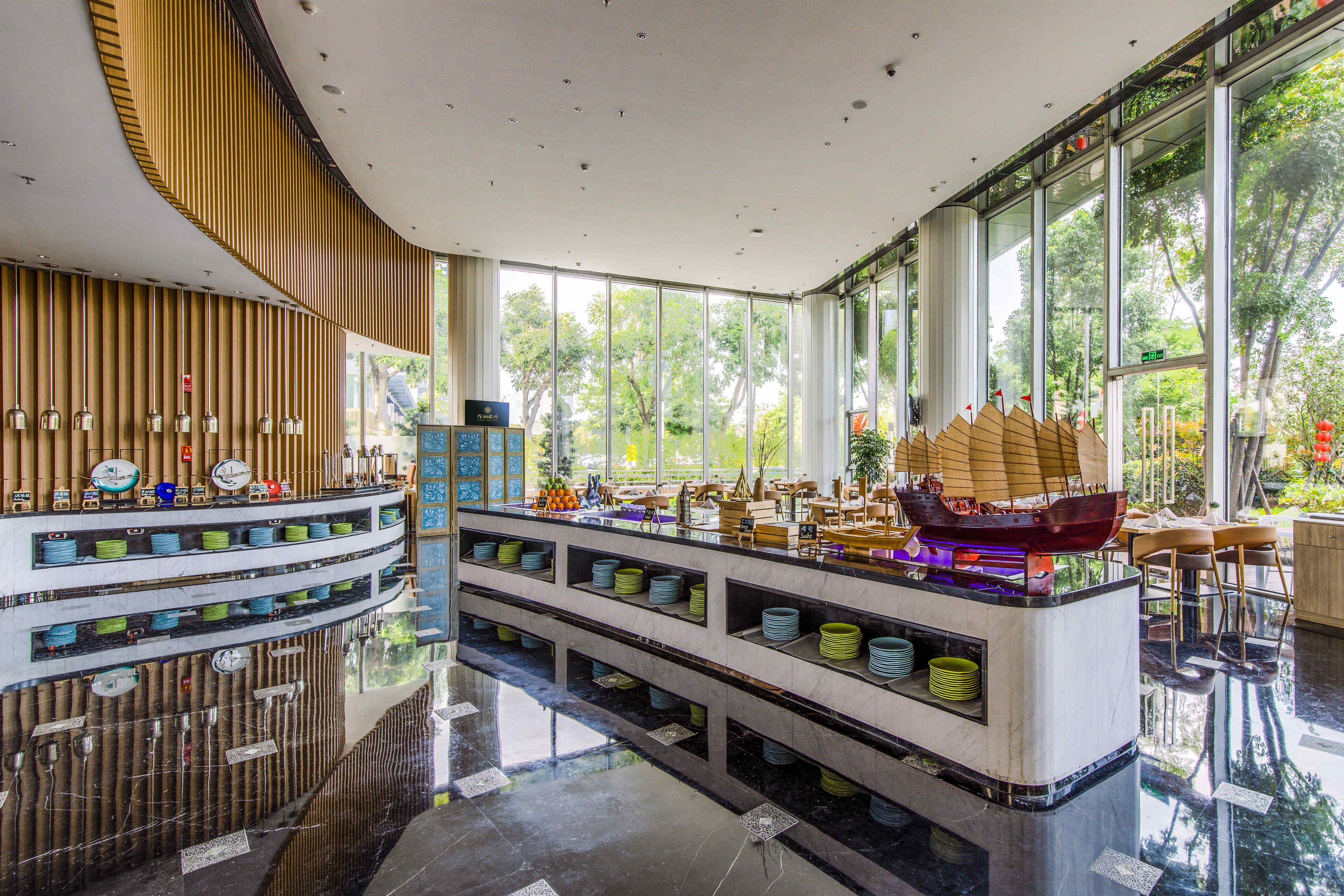 Daily buffet breakfast (CNY 88 per person)