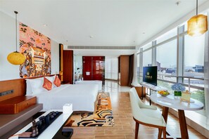Deluxe Studio Suite | In-room safe, desk, blackout drapes, soundproofing