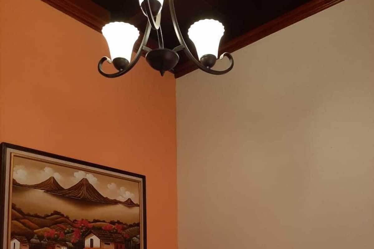 Chambre Double, 1 lit double, salle de bains privée | Fer et planche à repasser, draps fournis