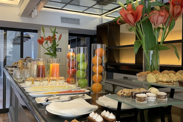 Café da manhã com buffet grátis todos os dias