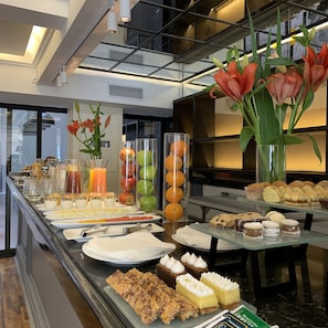 Free daily buffet breakfast 