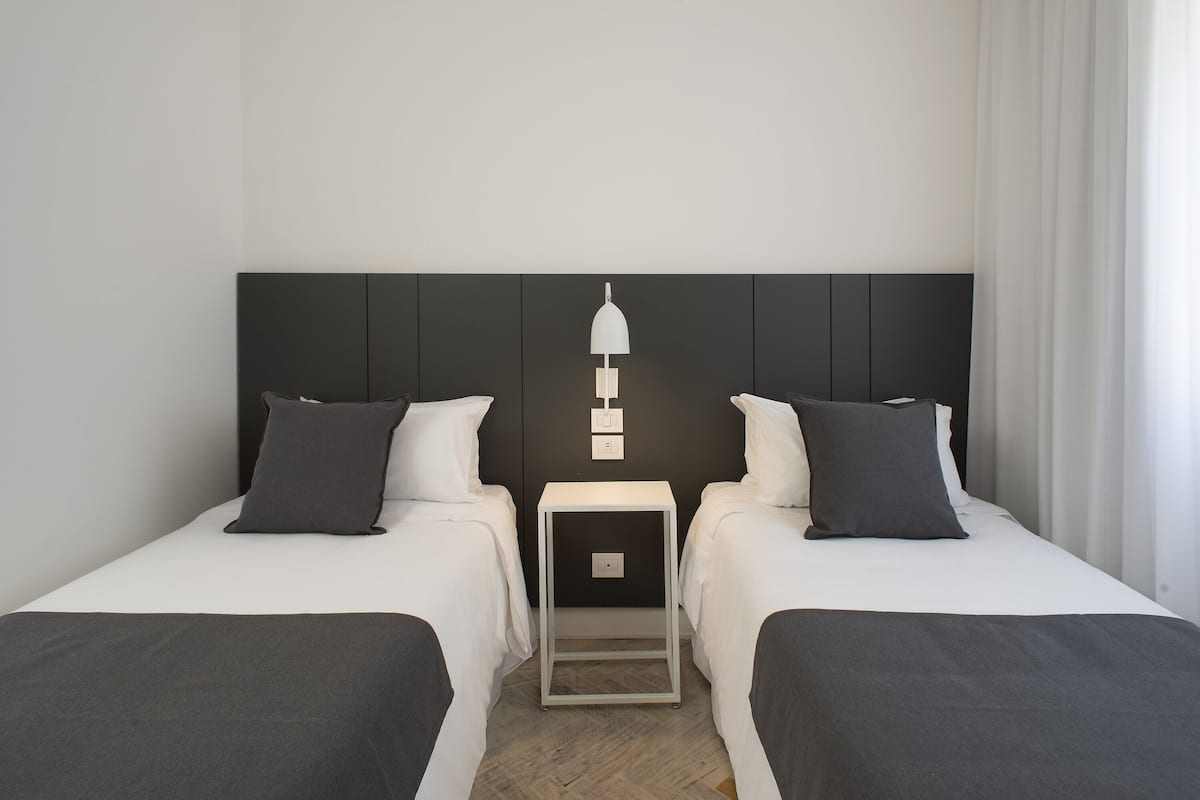 Studio, 2 giường đơn | Bộ đồ giường cao cấp, chăn bông, nệm có lớp đệm bông, minibar 
