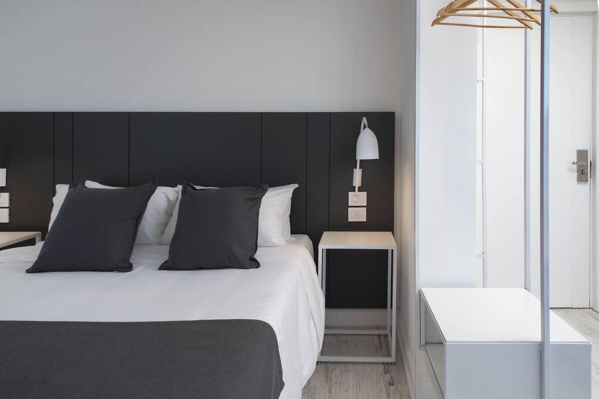 Bộ đồ giường cao cấp, chăn bông, nệm có lớp đệm bông, minibar 
