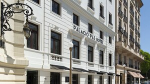 Un hotel de varios pisos con un estilo arquitectónico clásico, que destaca por su entrada principal y un letrero que dice "PALACIO PAZ HOTEL".