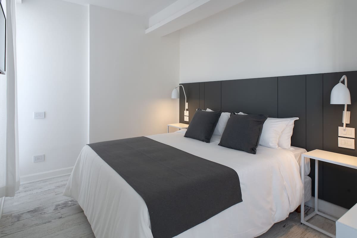 Bộ đồ giường cao cấp, chăn bông, nệm có lớp đệm bông, minibar 