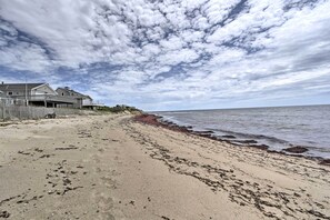 On the beach - Peaceful Cottage - Steps to Matunuck Beach (South Kingstown)