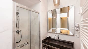 Habitación doble | Baño | Regadera, regadera tipo lluvia, amenidades de baño gratuitas
